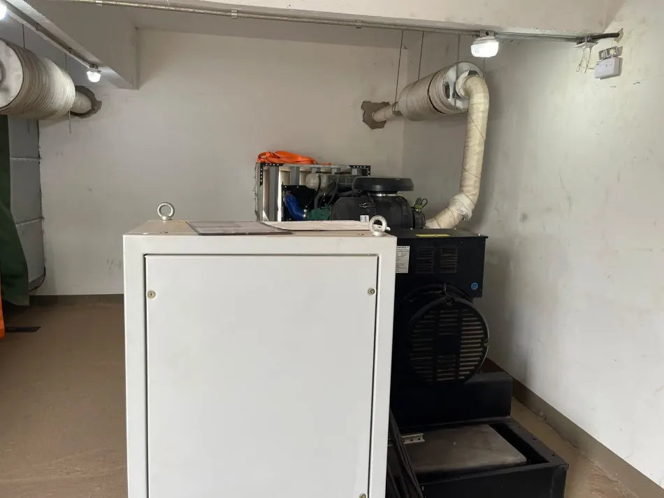 Grupo gerador instalado em sala técnica