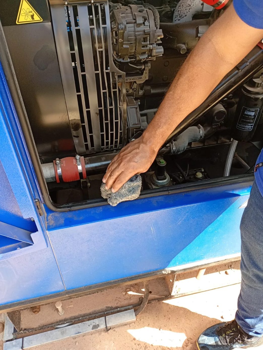 Técnico fazendo a limpeza e validação de um grupo gerador