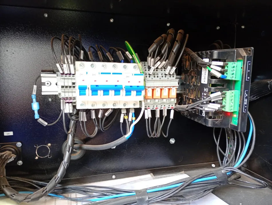 Quadro elétrico de grupo gerador em manutenção