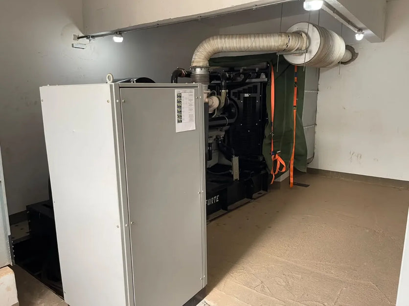 Sala técnica com grupo gerador instalado